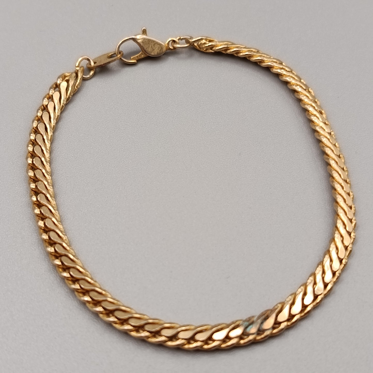 Elegantes vergoldetes Panzerarmband – Klassischer Stil