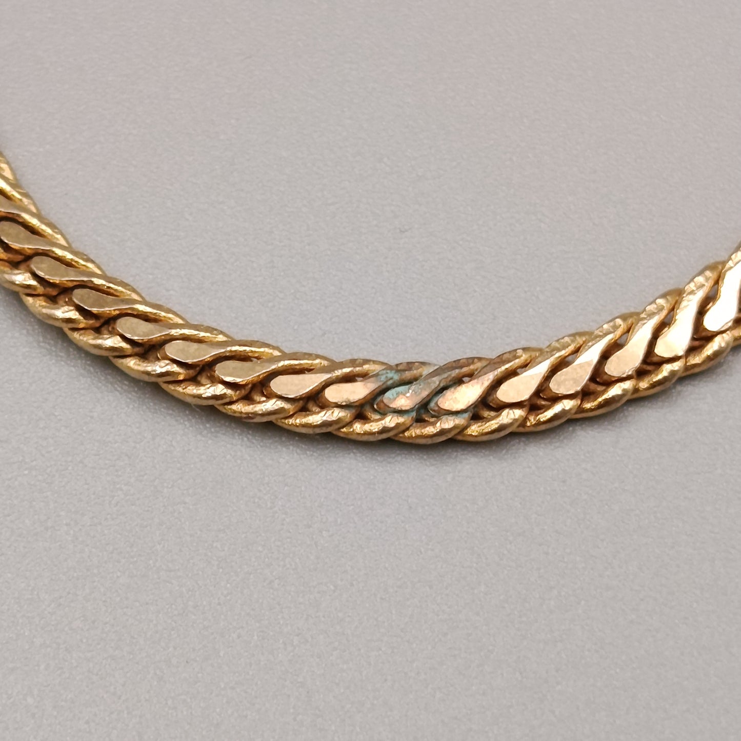 Elegantes vergoldetes Panzerarmband – Klassischer Stil