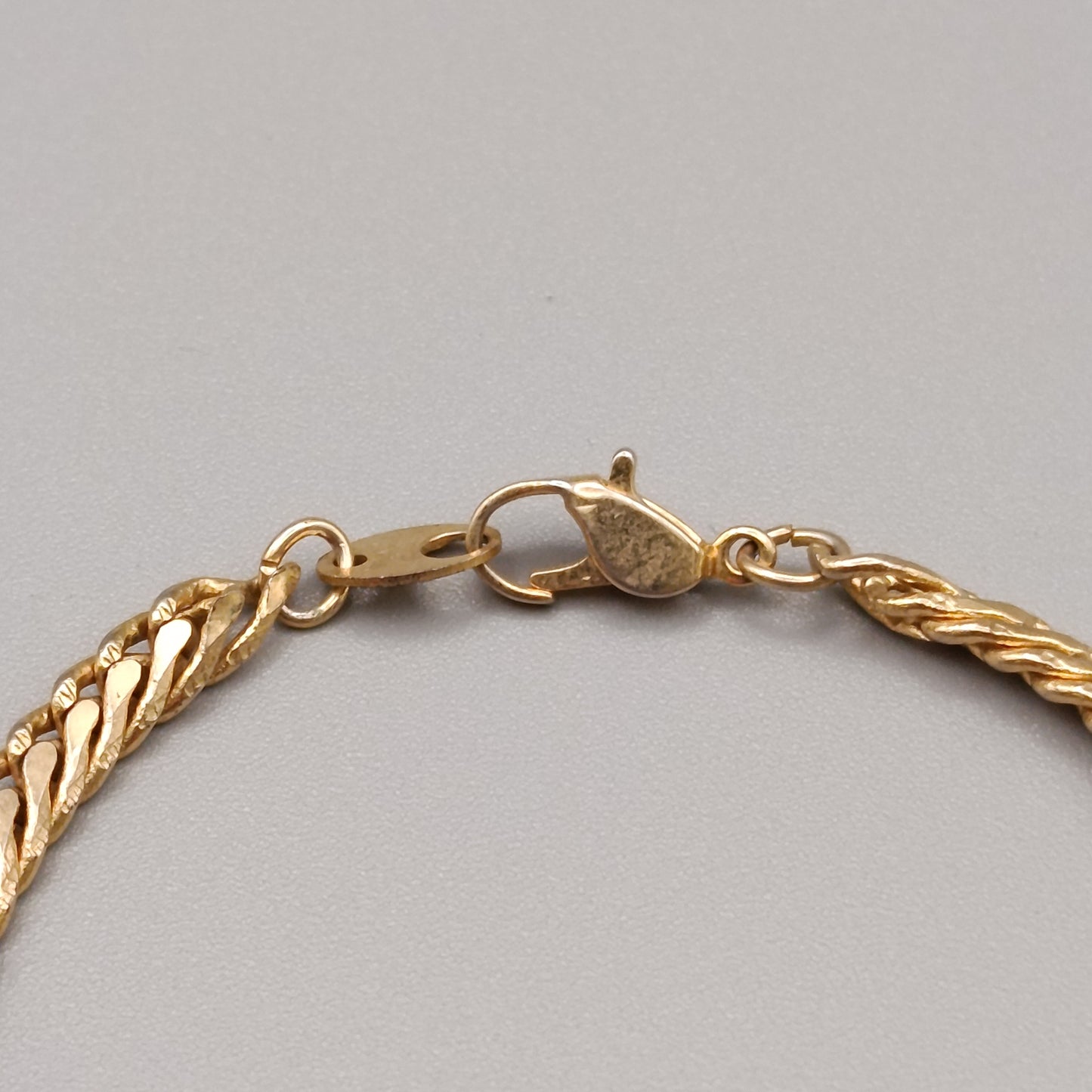 Elegantes vergoldetes Panzerarmband – Klassischer Stil
