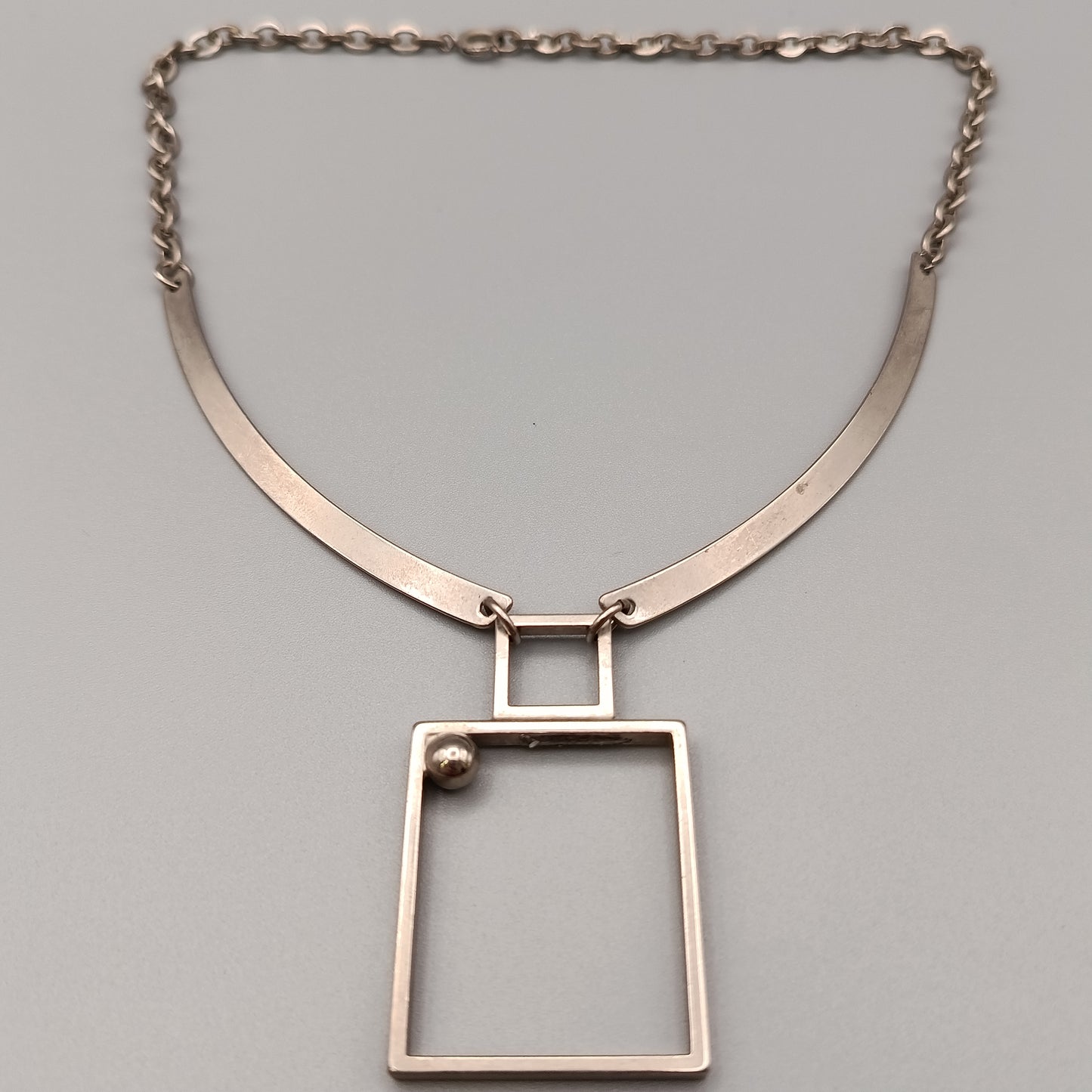 Hals Kette mit geometrischem Anhänger – Minimalistischer Stil
