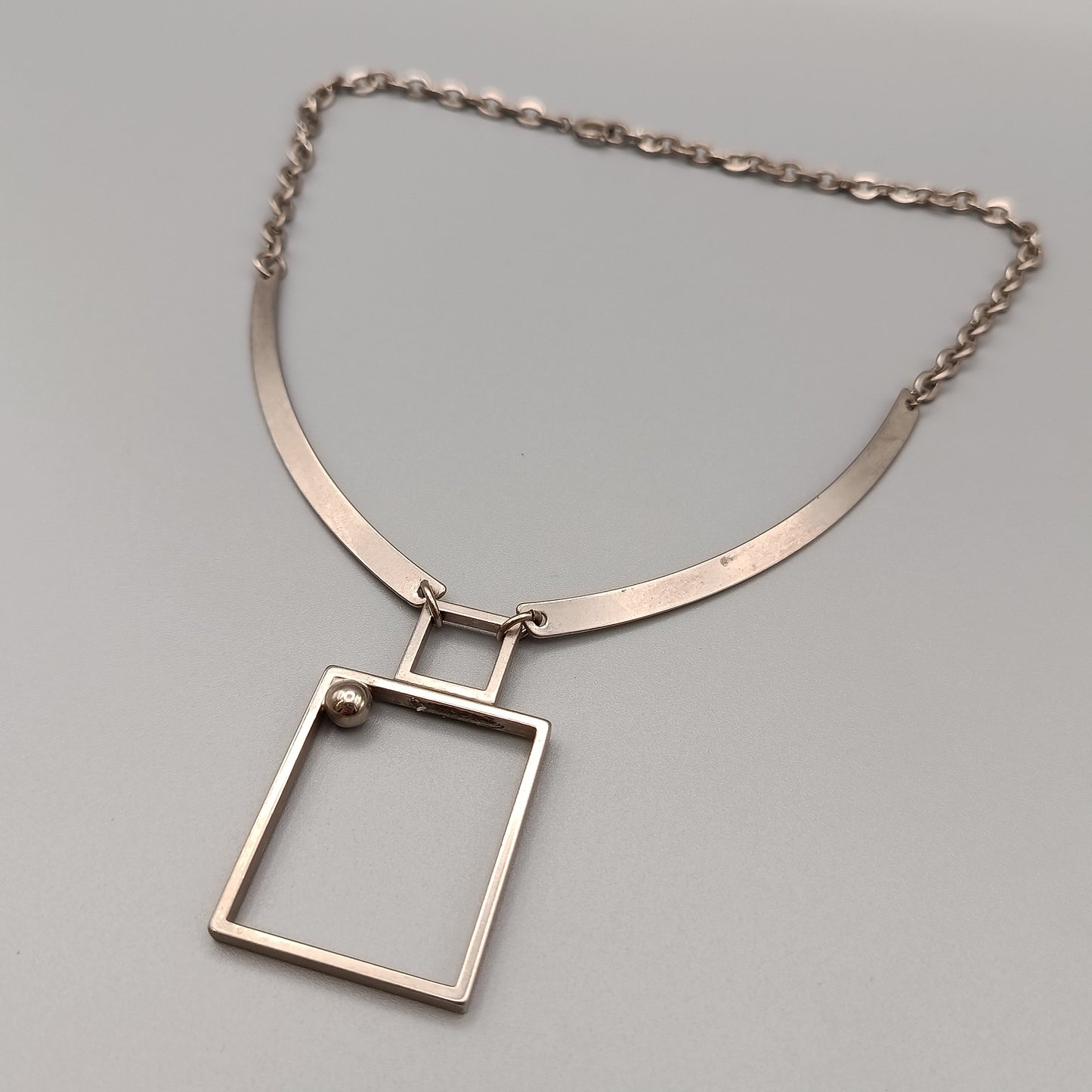 Hals Kette mit geometrischem Anhänger – Minimalistischer Stil