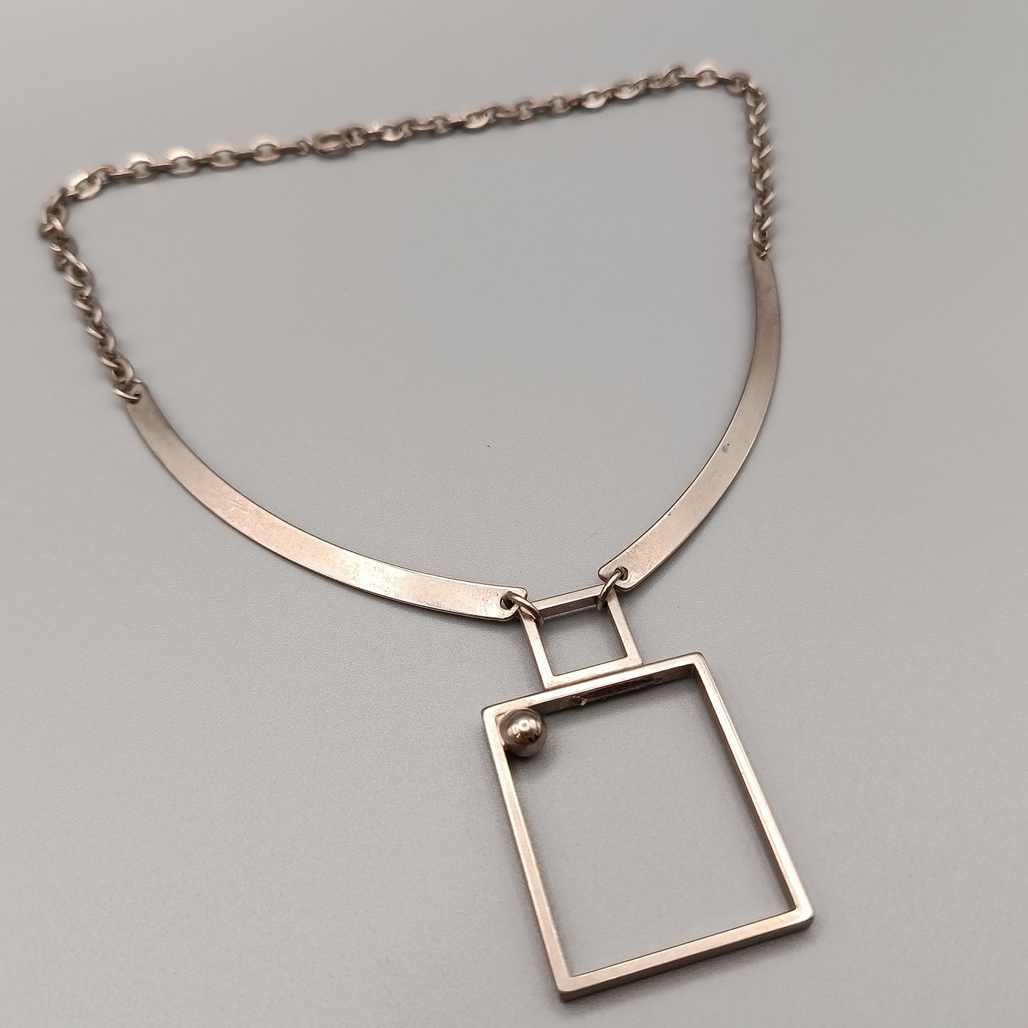 Hals Kette mit geometrischem Anhänger – Minimalistischer Stil
