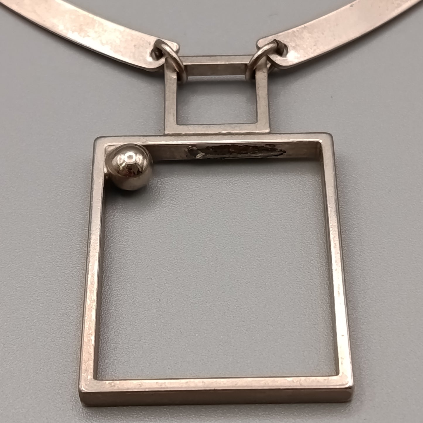 Hals Kette mit geometrischem Anhänger – Minimalistischer Stil