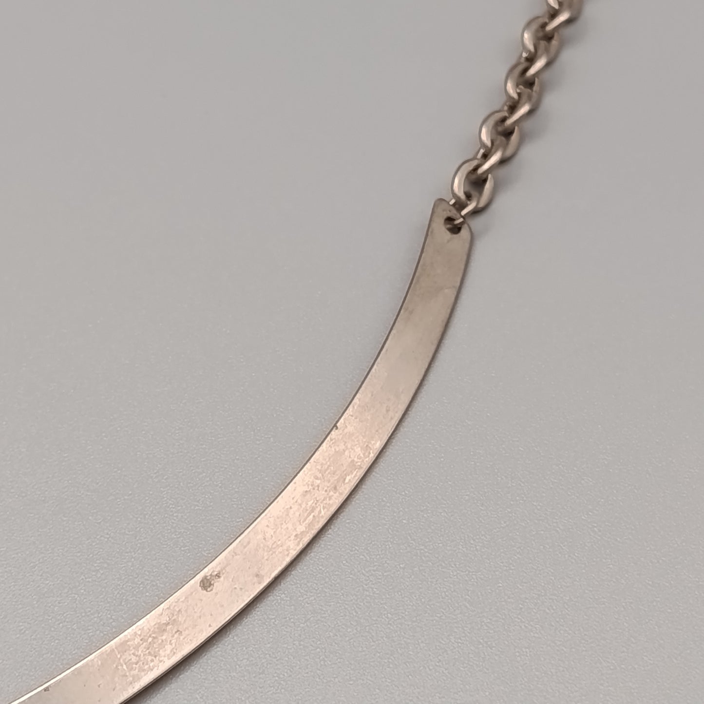 Hals Kette mit geometrischem Anhänger – Minimalistischer Stil