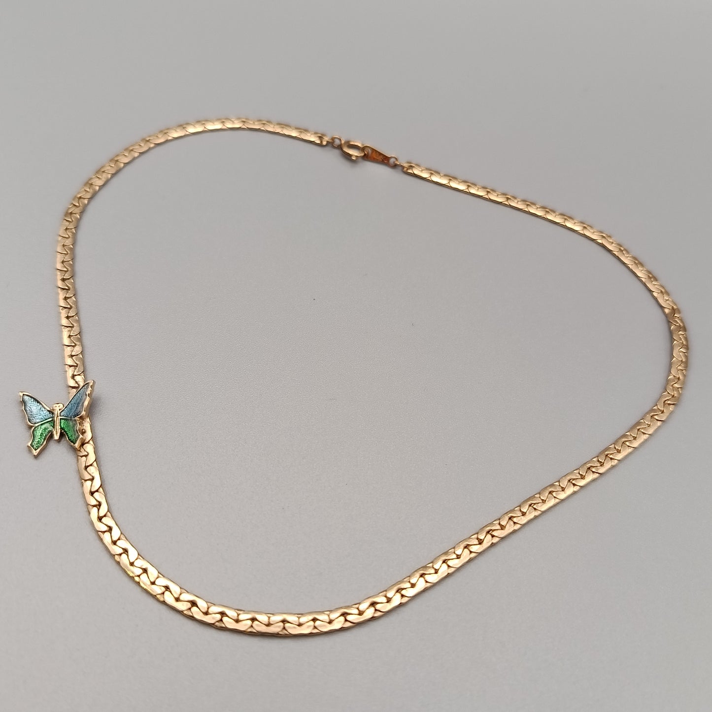 Elegante goldfarbene HalsKette mit Schmetterling – Vintage Stil