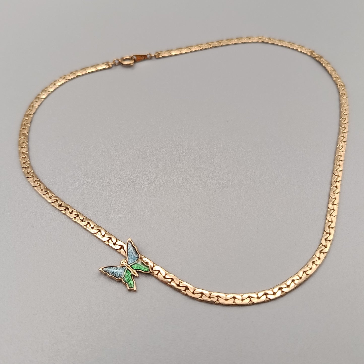 Elegante goldfarbene HalsKette mit Schmetterling – Vintage Stil