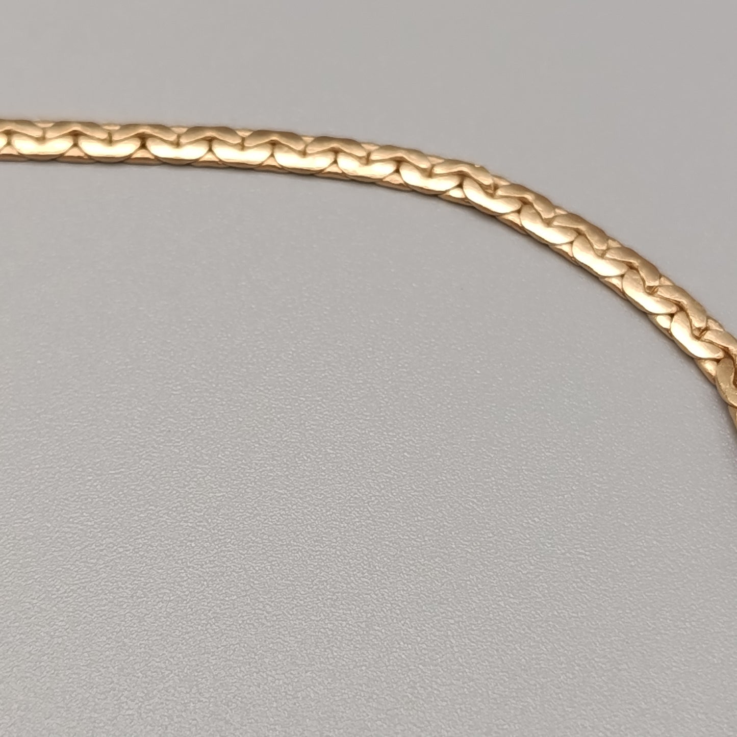 Elegante goldfarbene HalsKette mit Schmetterling – Vintage Stil