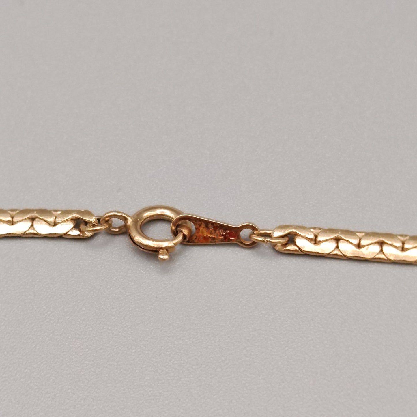 Elegante goldfarbene HalsKette mit Schmetterling – Vintage Stil