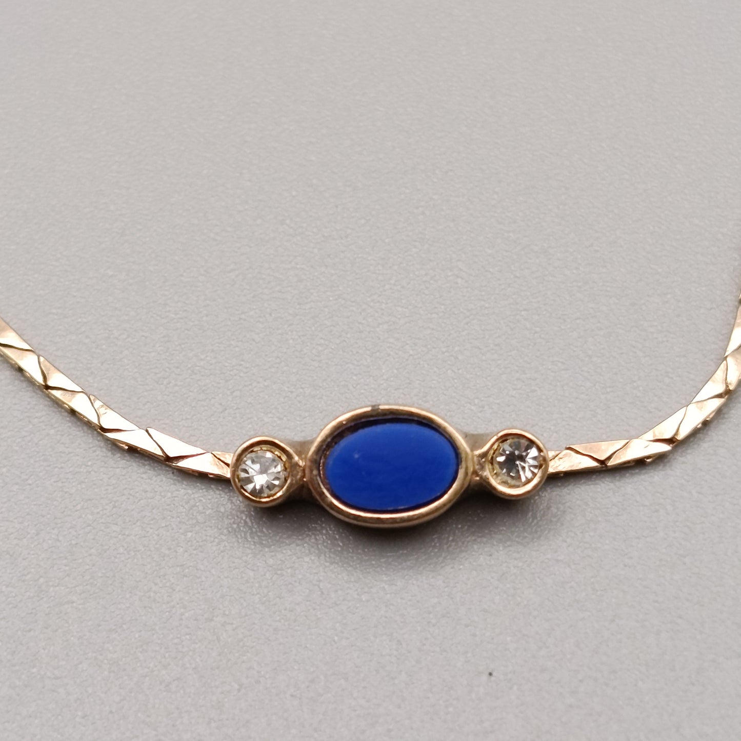 Elegantes Avon Damen Armband – Goldoptik mit blauem Cabochon