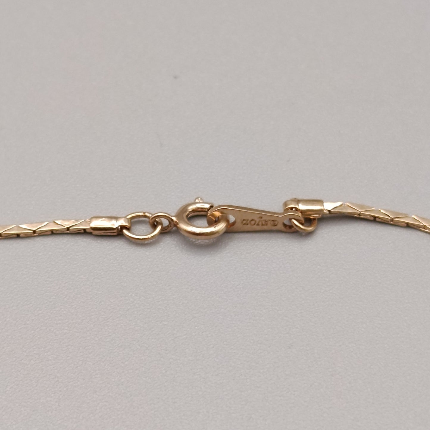 Elegantes Avon Damen Armband – Goldoptik mit blauem Cabochon
