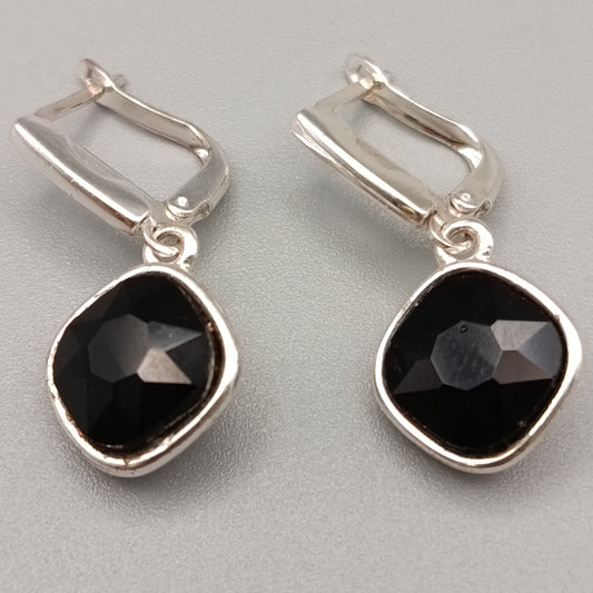 Elegante silberfarbene Ohrringe mit schwarzen Steinen – Zeitloser Stil