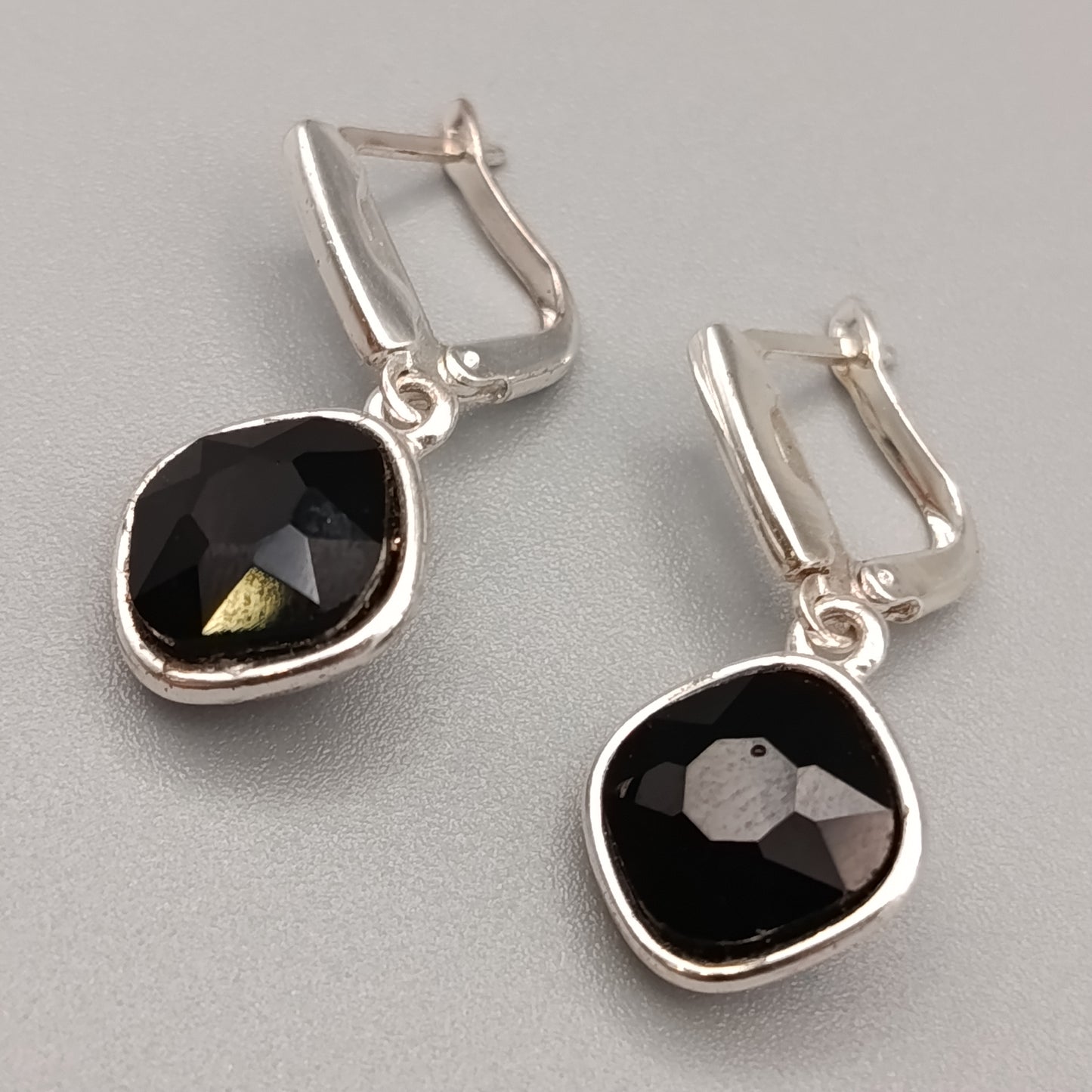 Elegante silberfarbene Ohrringe mit schwarzen Steinen – Zeitloser Stil