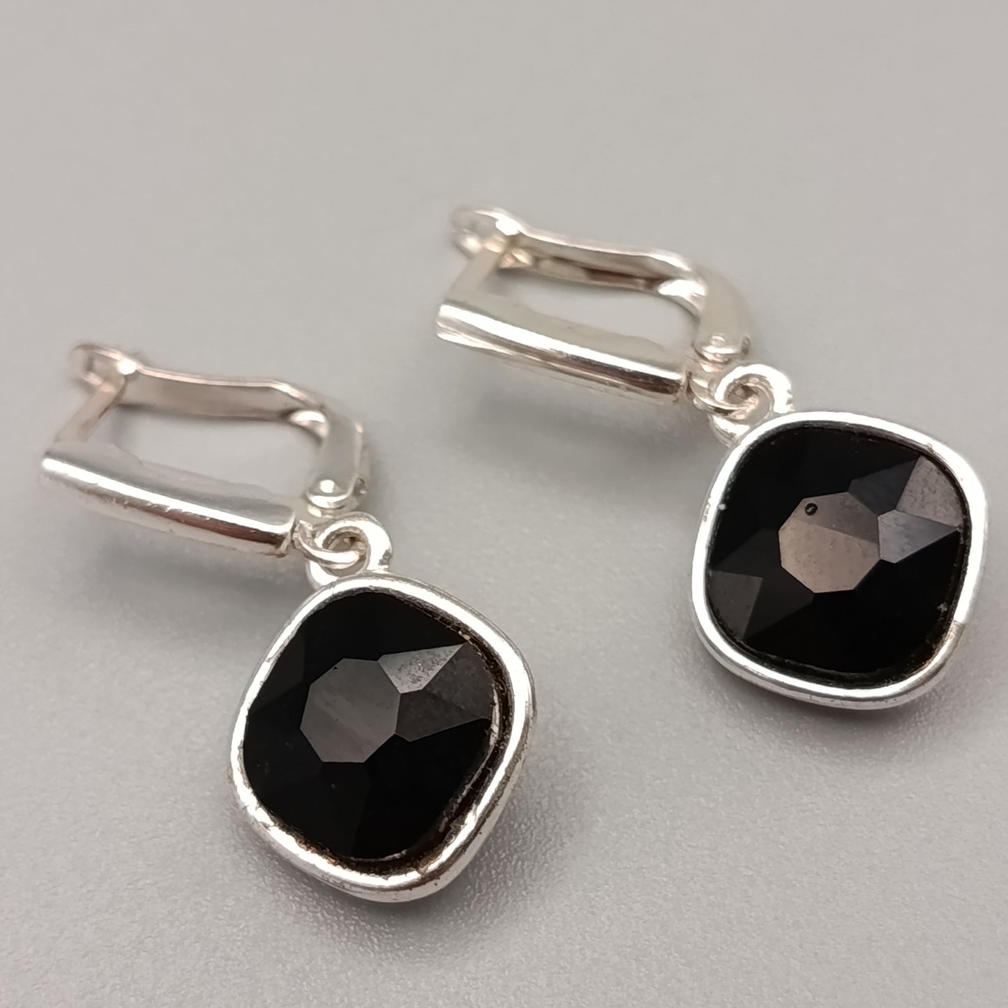 Elegante silberfarbene Ohrringe mit schwarzen Steinen – Zeitloser Stil