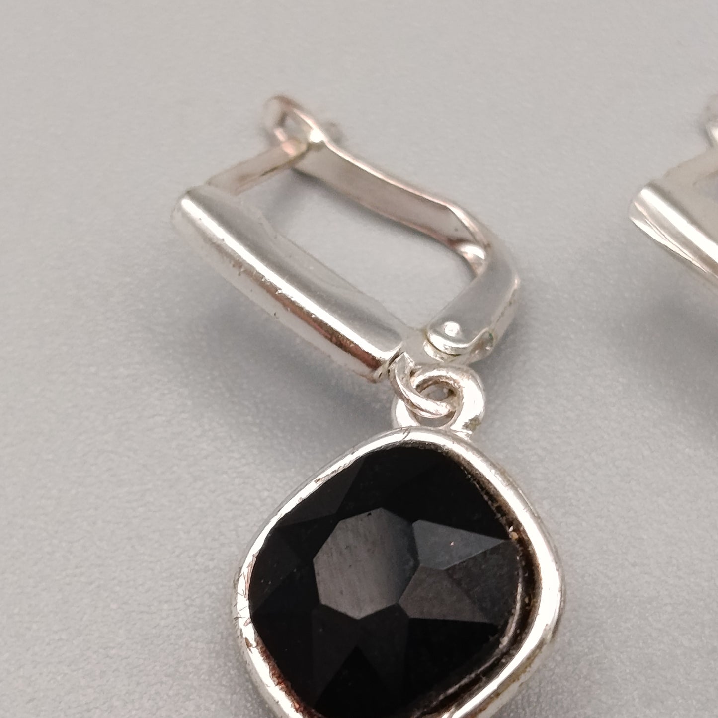 Elegante silberfarbene Ohrringe mit schwarzen Steinen – Zeitloser Stil
