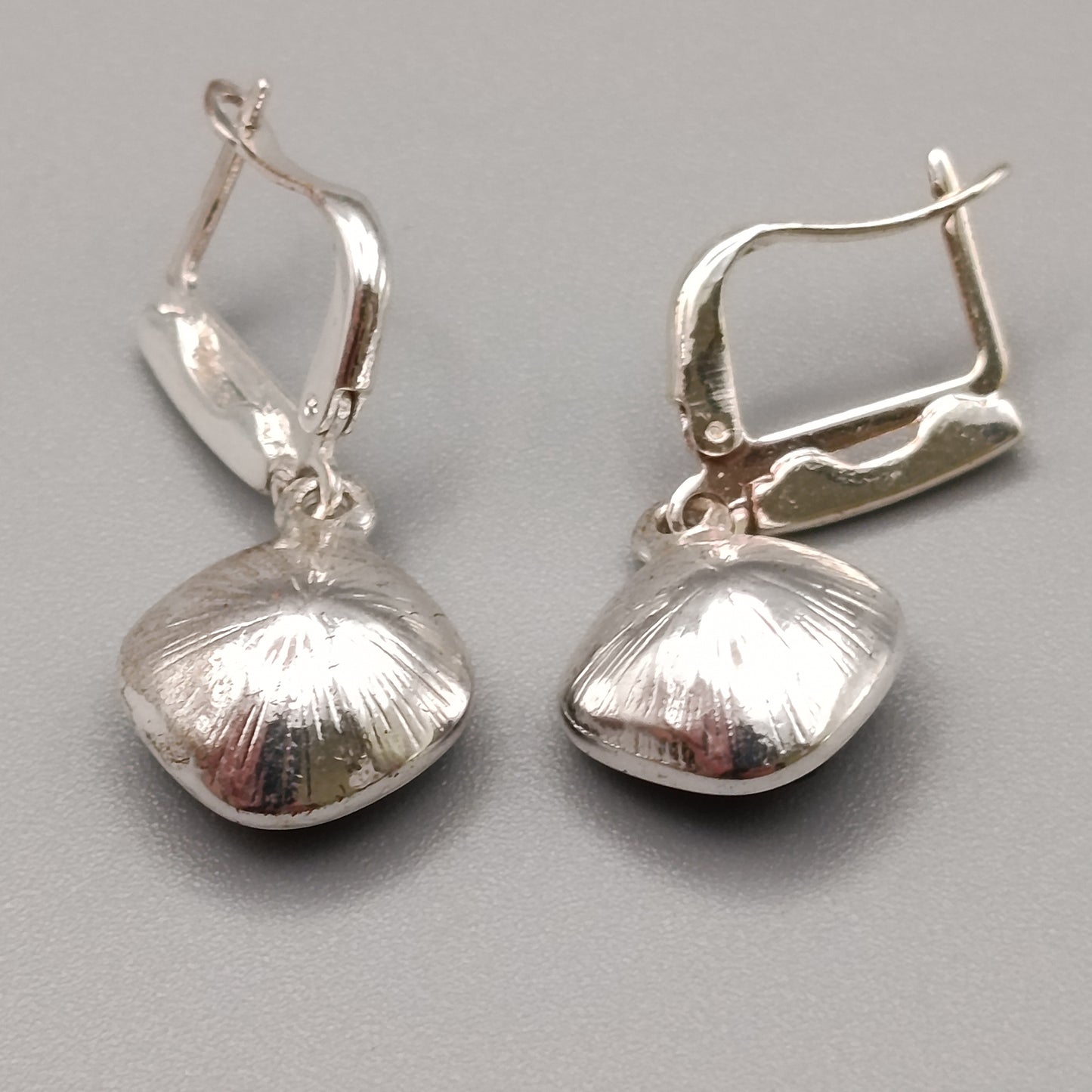 Elegante silberfarbene Ohrringe mit schwarzen Steinen – Zeitloser Stil