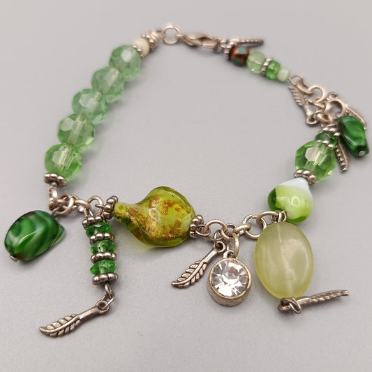 Spielerisches Bettelarmband in Grün-Optik – Charmanter Vintage Stil