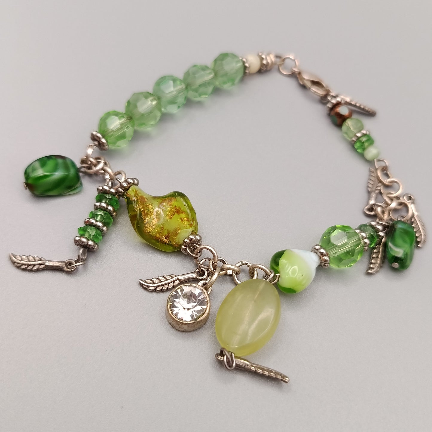 Spielerisches Bettelarmband in Grün-Optik – Charmanter Vintage Stil