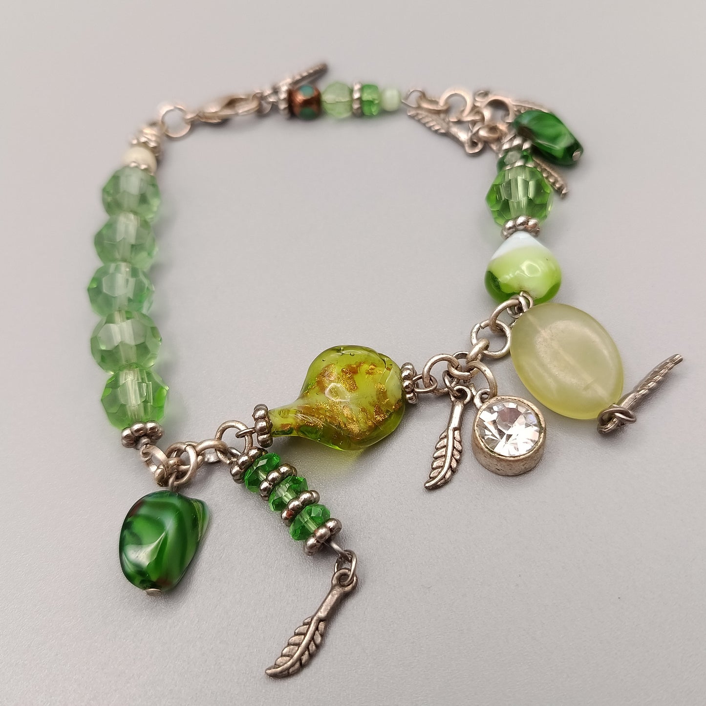 Spielerisches Bettelarmband in Grün-Optik – Charmanter Vintage Stil