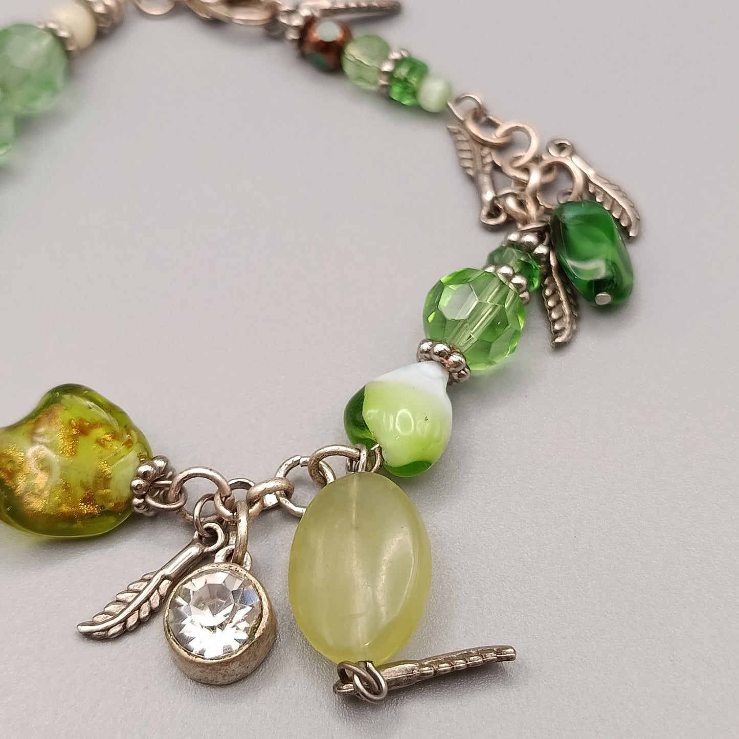 Spielerisches Bettelarmband in Grün-Optik – Charmanter Vintage Stil