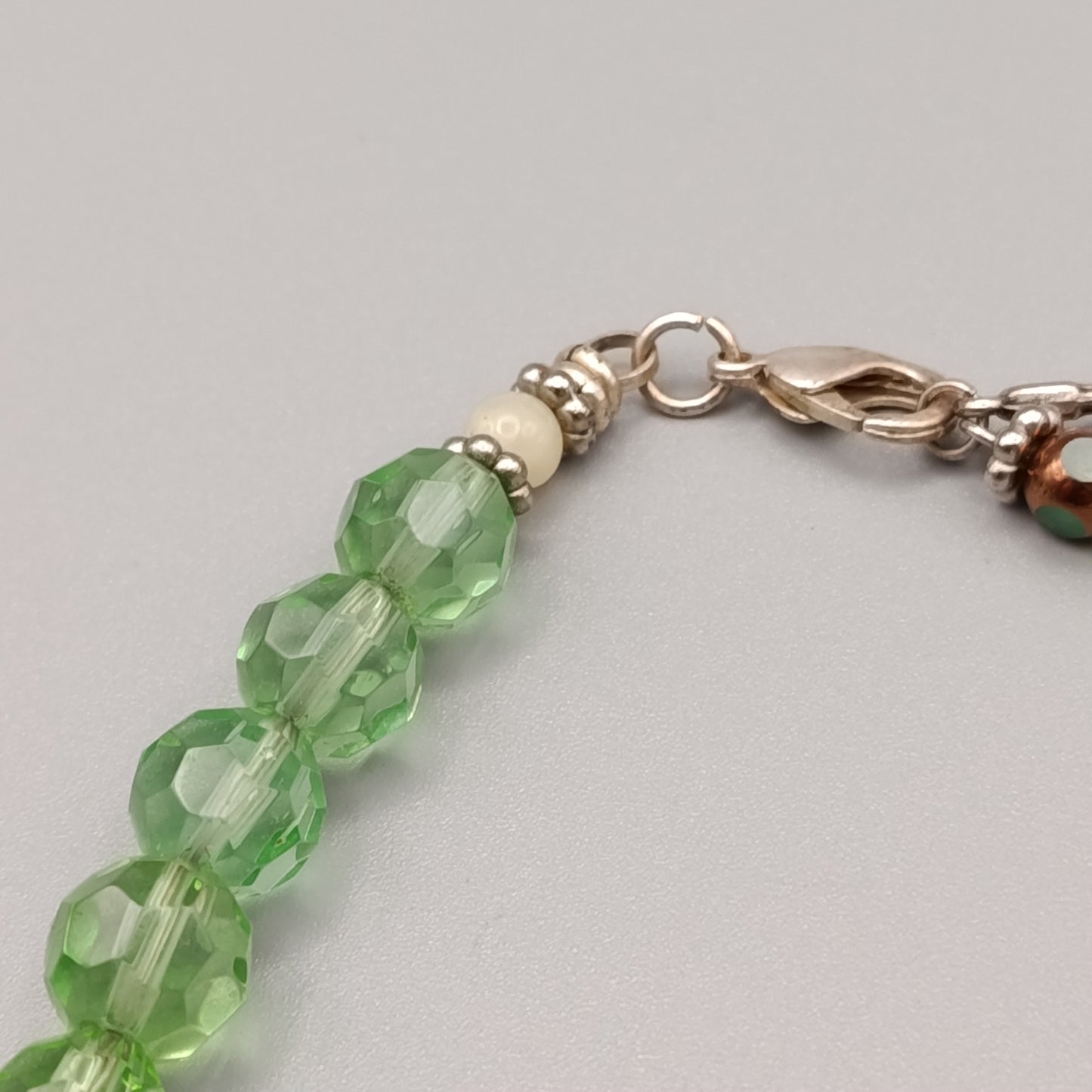 Spielerisches Bettelarmband in Grün-Optik – Charmanter Vintage Stil