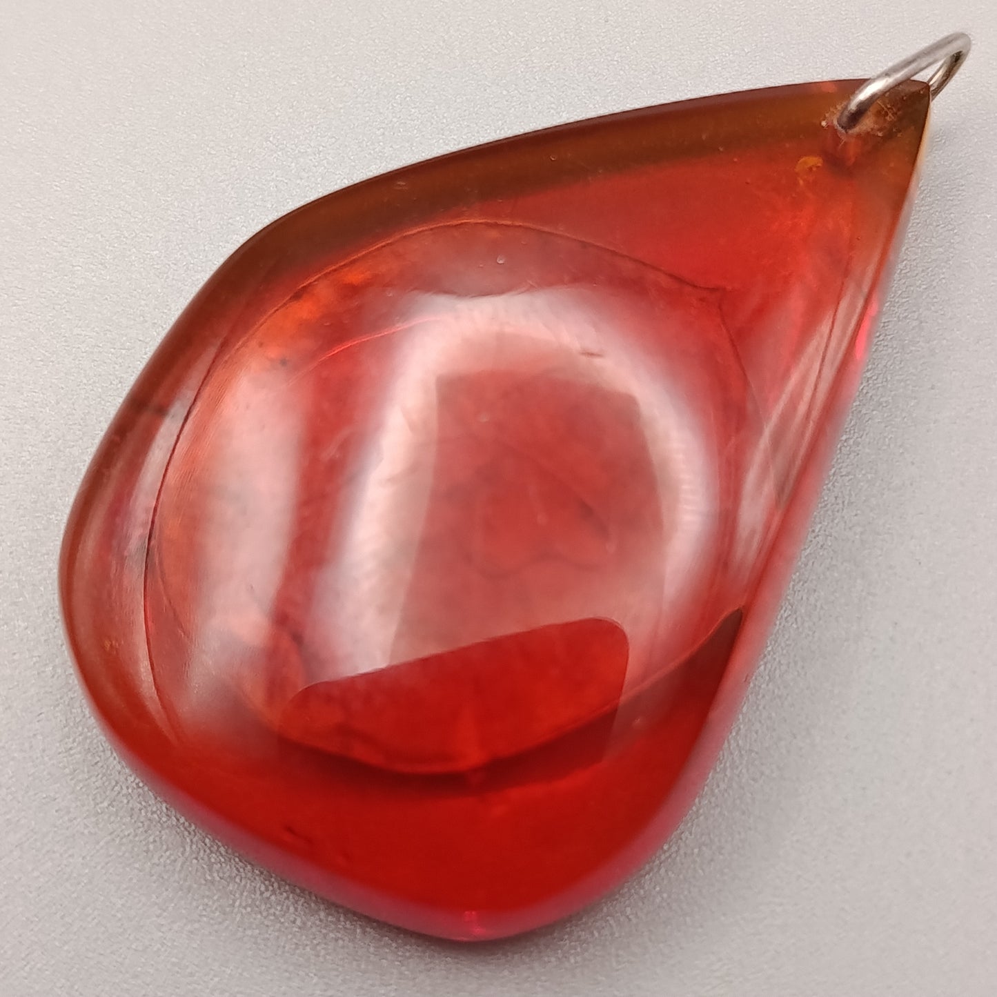 Großer roter Schmuck Anhänger in Tropfenform – Eleganter Vintage Stil