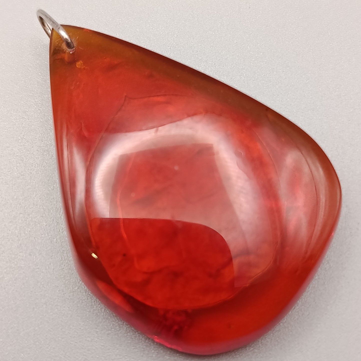 Großer roter Schmuck Anhänger in Tropfenform – Eleganter Vintage Stil