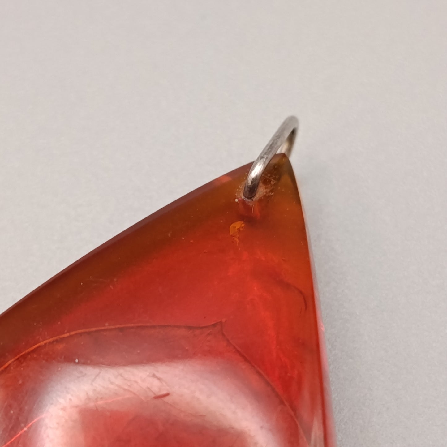 Großer roter Schmuck Anhänger in Tropfenform – Eleganter Vintage Stil