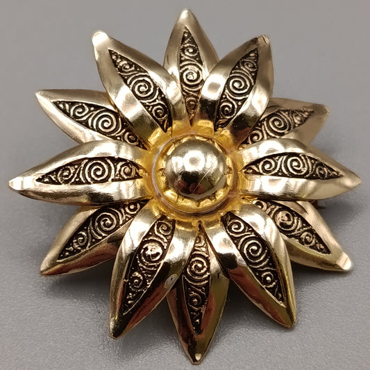 Elegante goldfarbene Brosche in Blütenform – Klassischer Vintage Stil