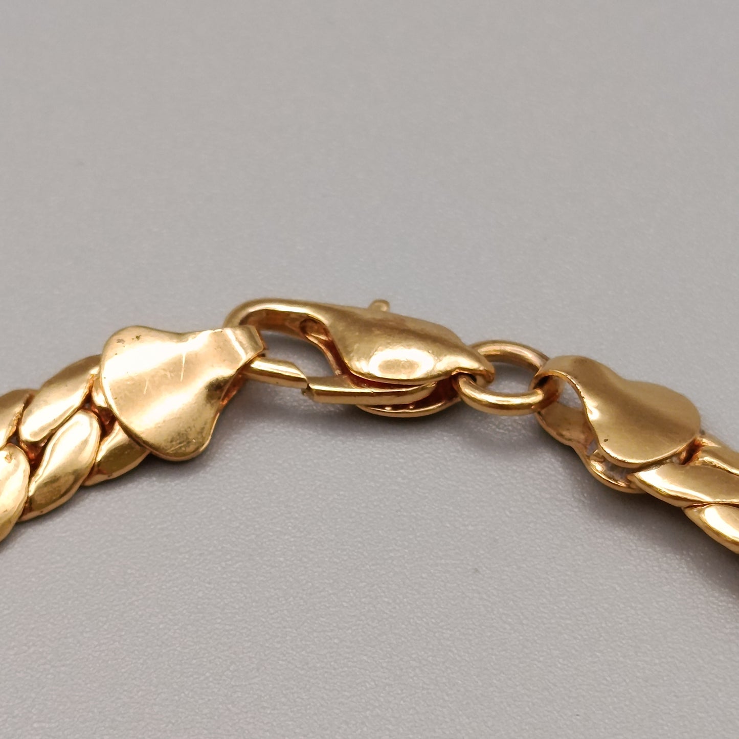 Markantes vergoldetes Panzerarmband – Klassischer Goldlook