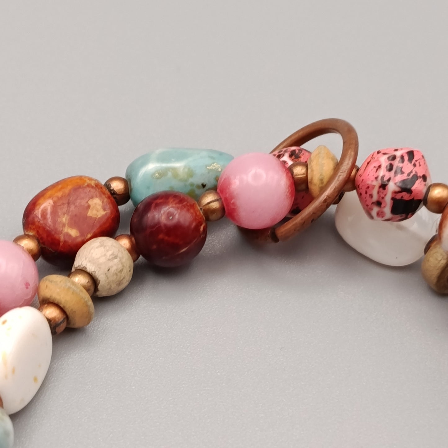 Buntes elastisches Perlenarmband – Verspielter Boho Stil