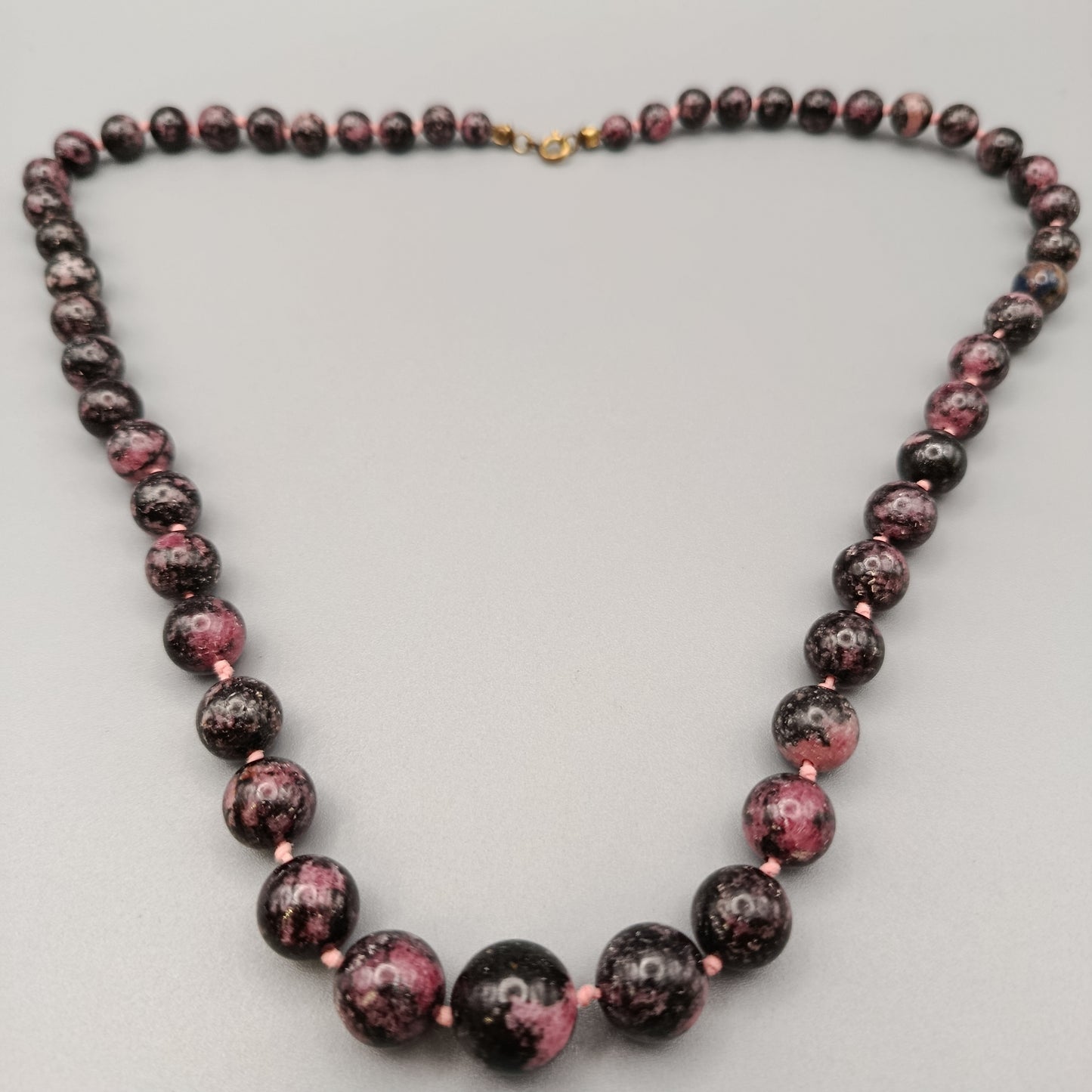 Elegante Rhodonit Perlenkette – Klassischer Naturstein Schmuck