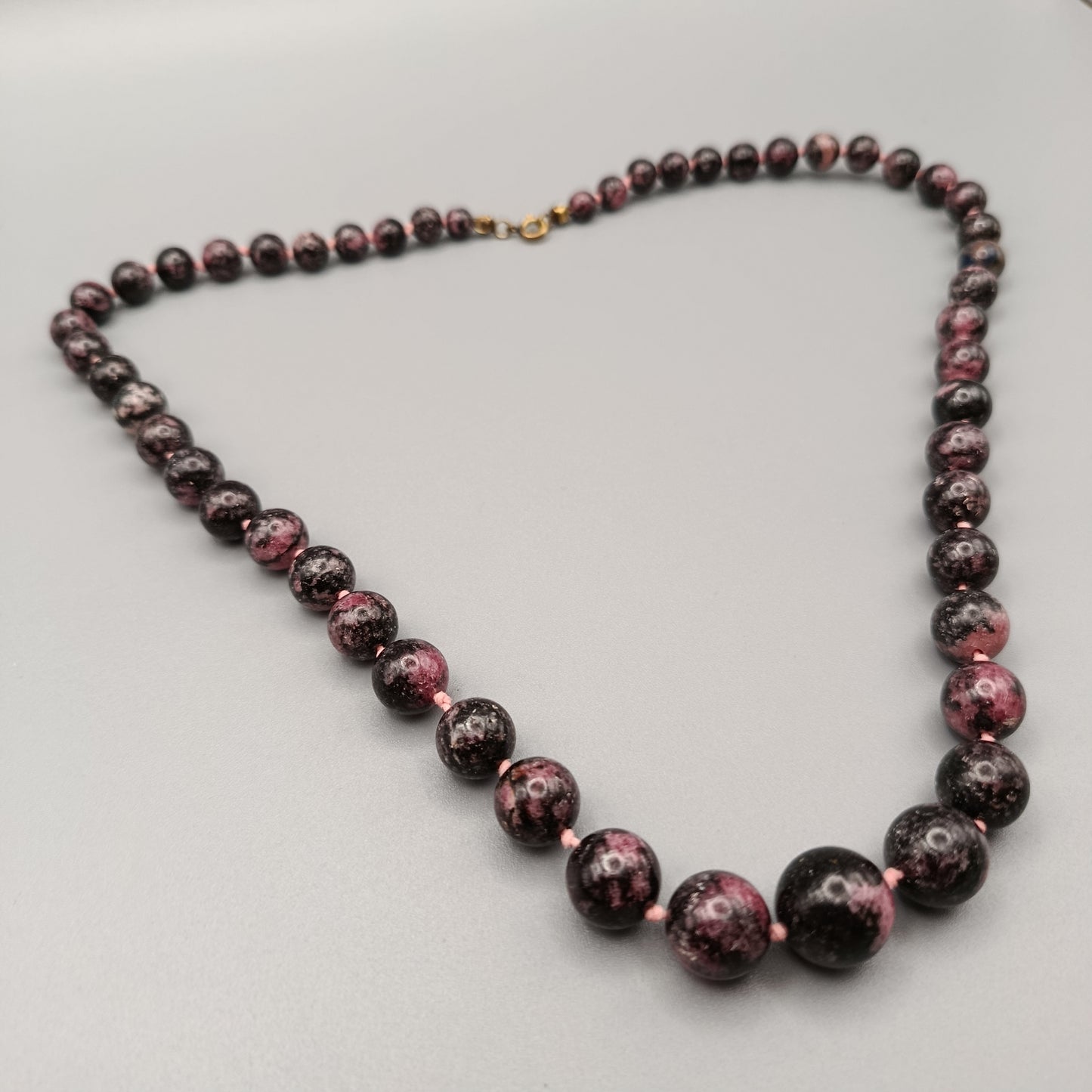 Elegante Rhodonit Perlenkette – Klassischer Naturstein Schmuck