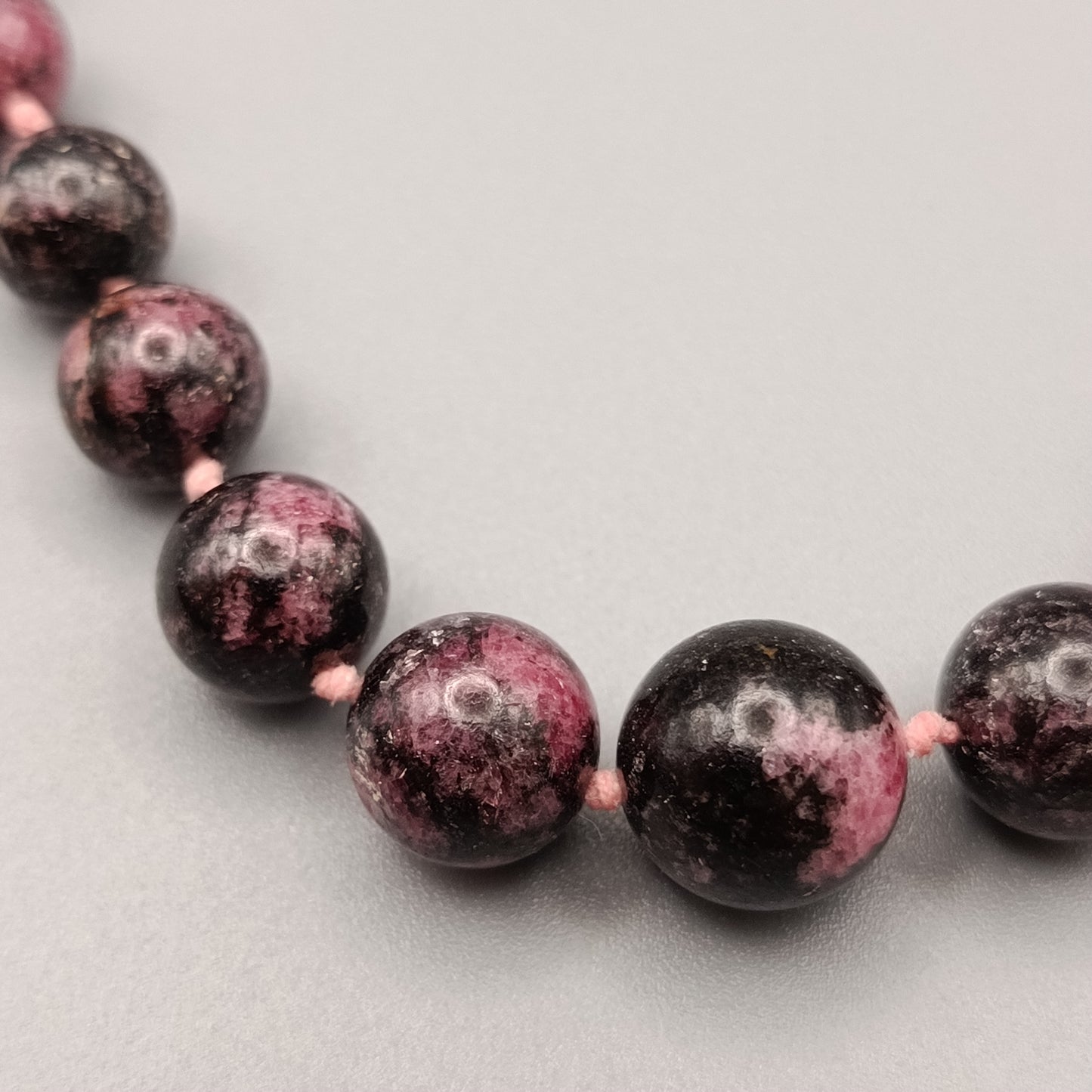 Elegante Rhodonit Perlenkette – Klassischer Naturstein Schmuck