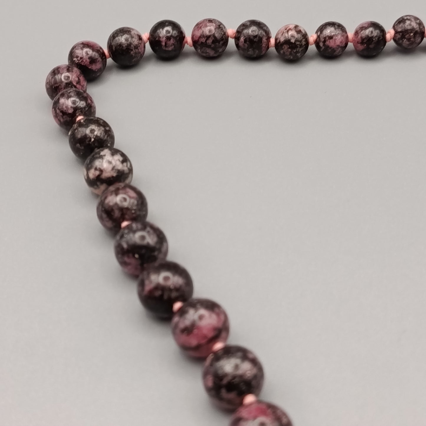 Elegante Rhodonit Perlenkette – Klassischer Naturstein Schmuck