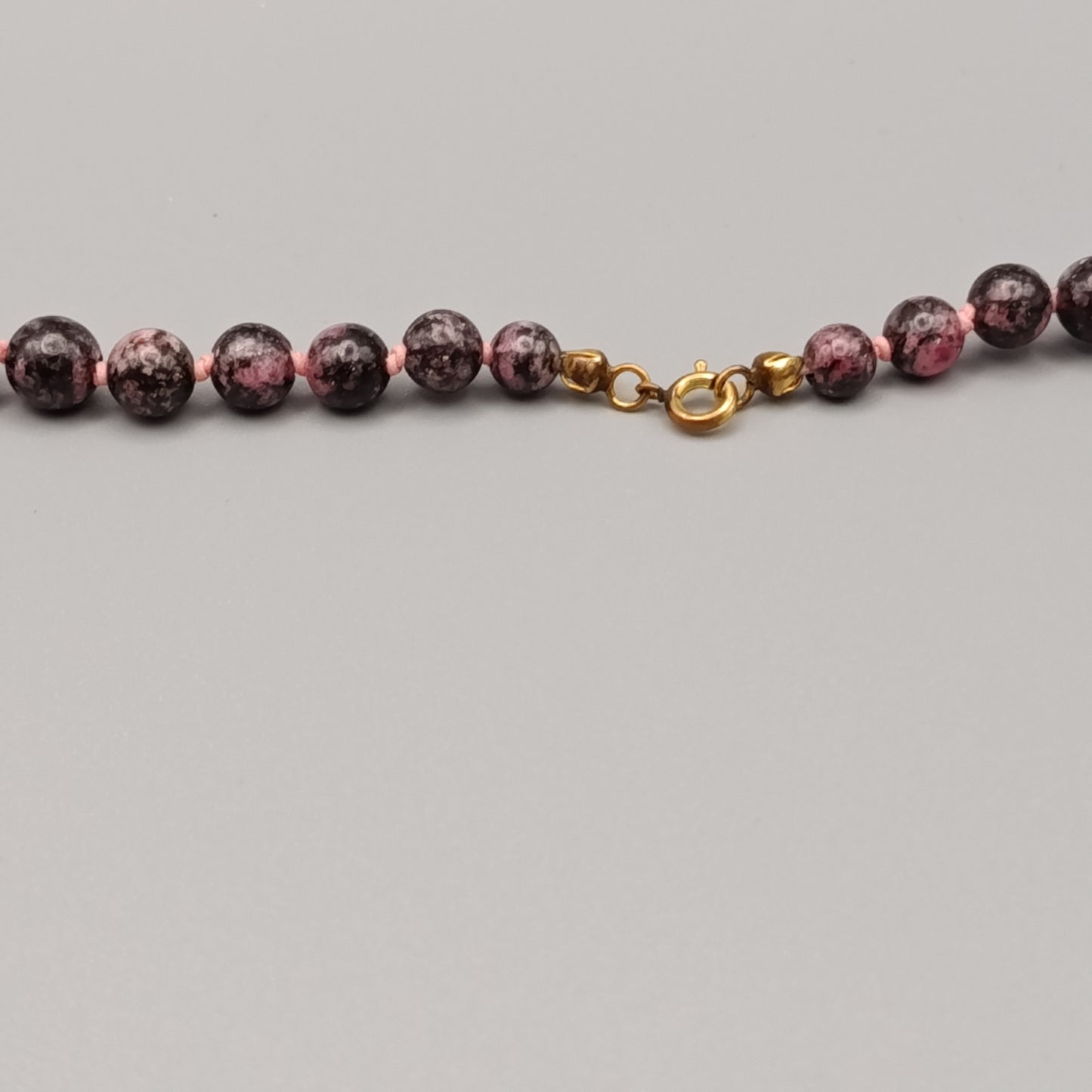 Elegante Rhodonit Perlenkette – Klassischer Naturstein Schmuck