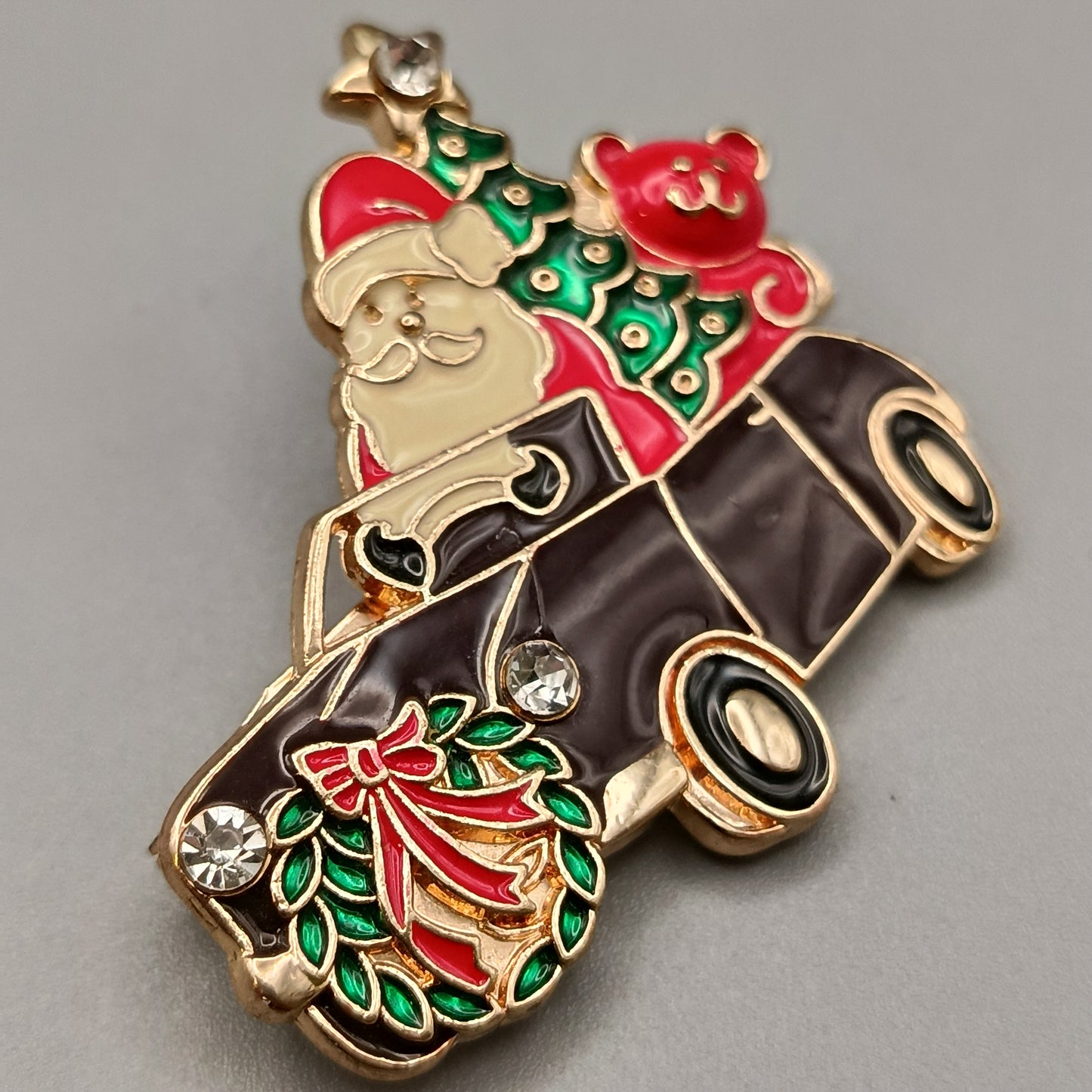 Festliche Vintage Brosche Weihnachtsmann im Auto – Verspielt