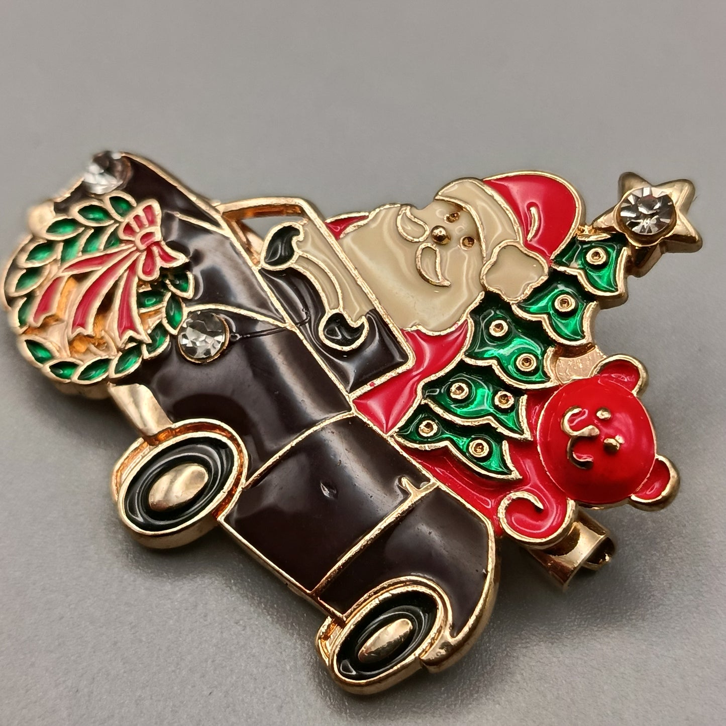 Festliche Vintage Brosche Weihnachtsmann im Auto – Verspielt