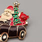 Festliche Vintage Brosche Weihnachtsmann im Auto – Verspielt