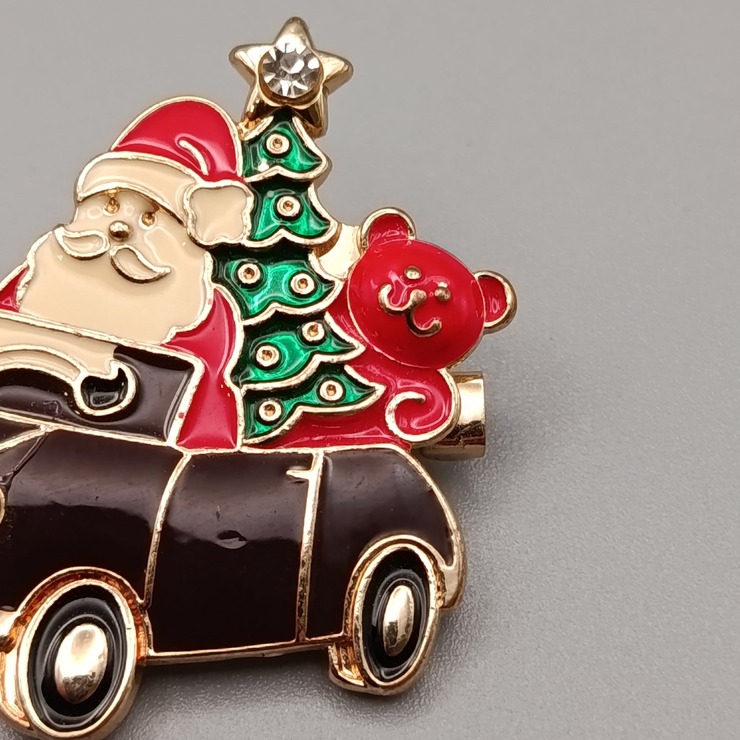Festliche Vintage Brosche Weihnachtsmann im Auto – Verspielt