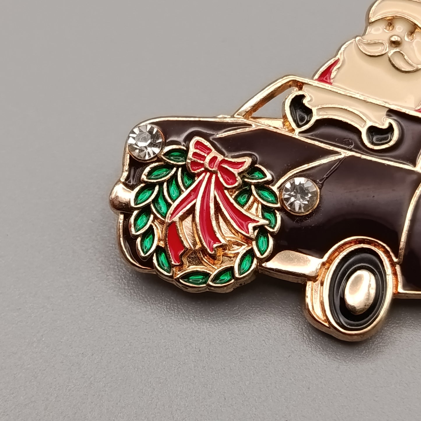 Festliche Vintage Brosche Weihnachtsmann im Auto – Verspielt