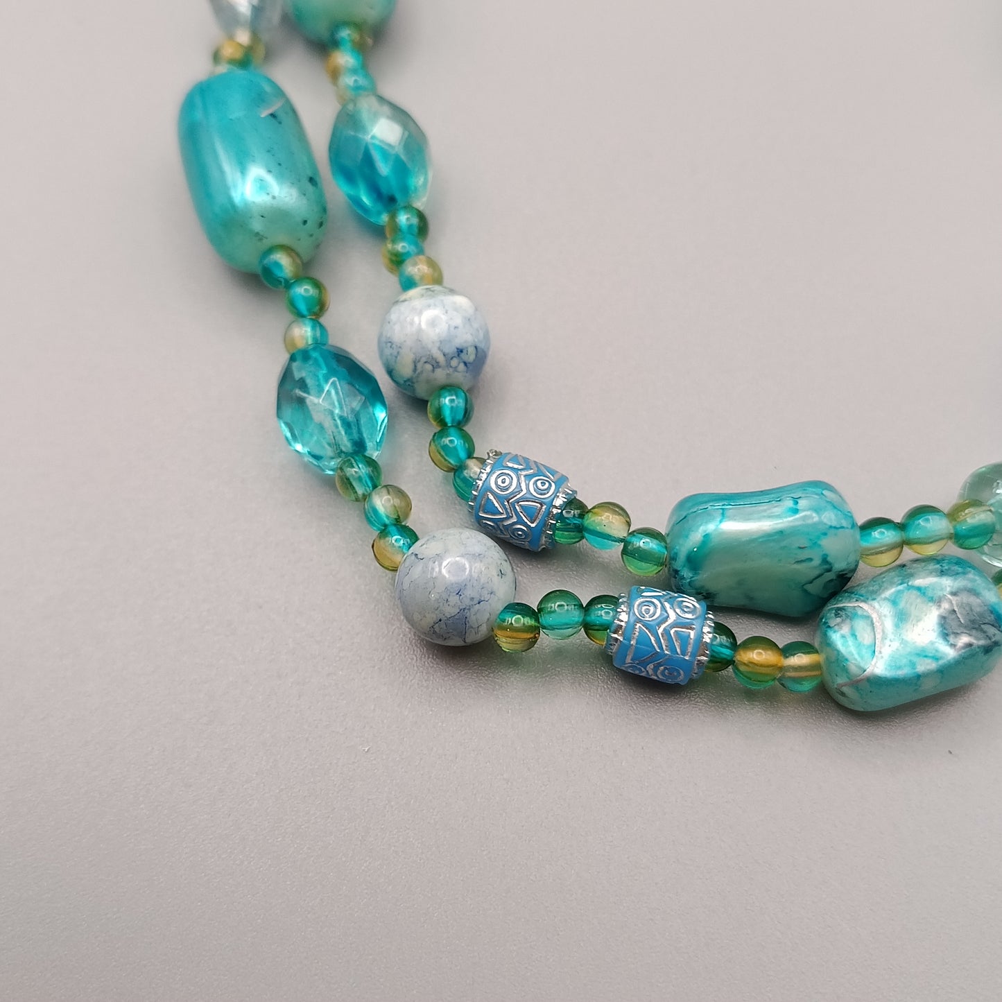 Stilvolle lange Perlenkette in Türkisblau – Sommerlicher Look