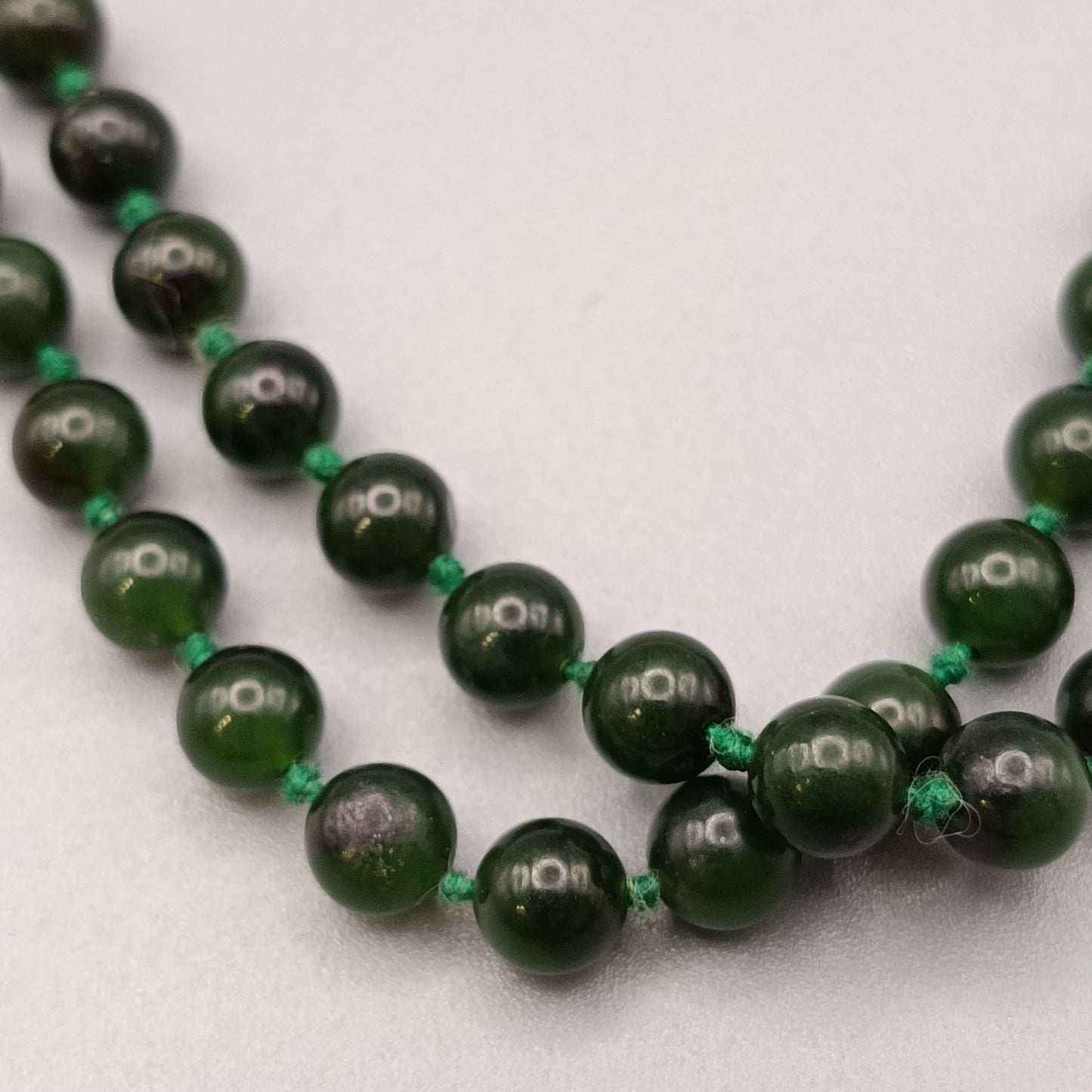 Elegante grüne Nephrit Jade Perlenkette – Edler Vintage Stil