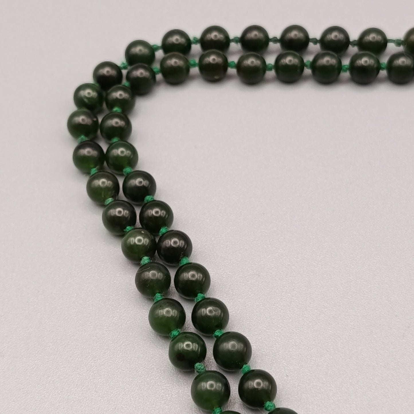 Elegante grüne Nephrit Jade Perlenkette – Edler Vintage Stil