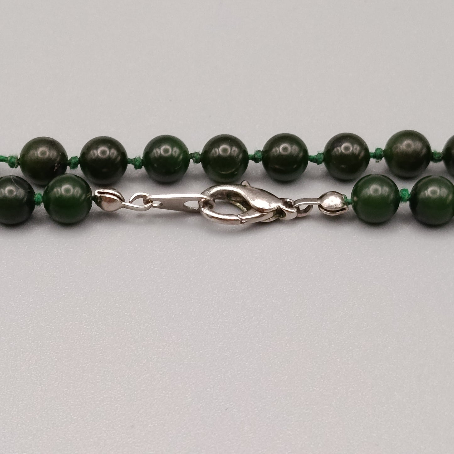 Elegante grüne Nephrit Jade Perlenkette – Edler Vintage Stil