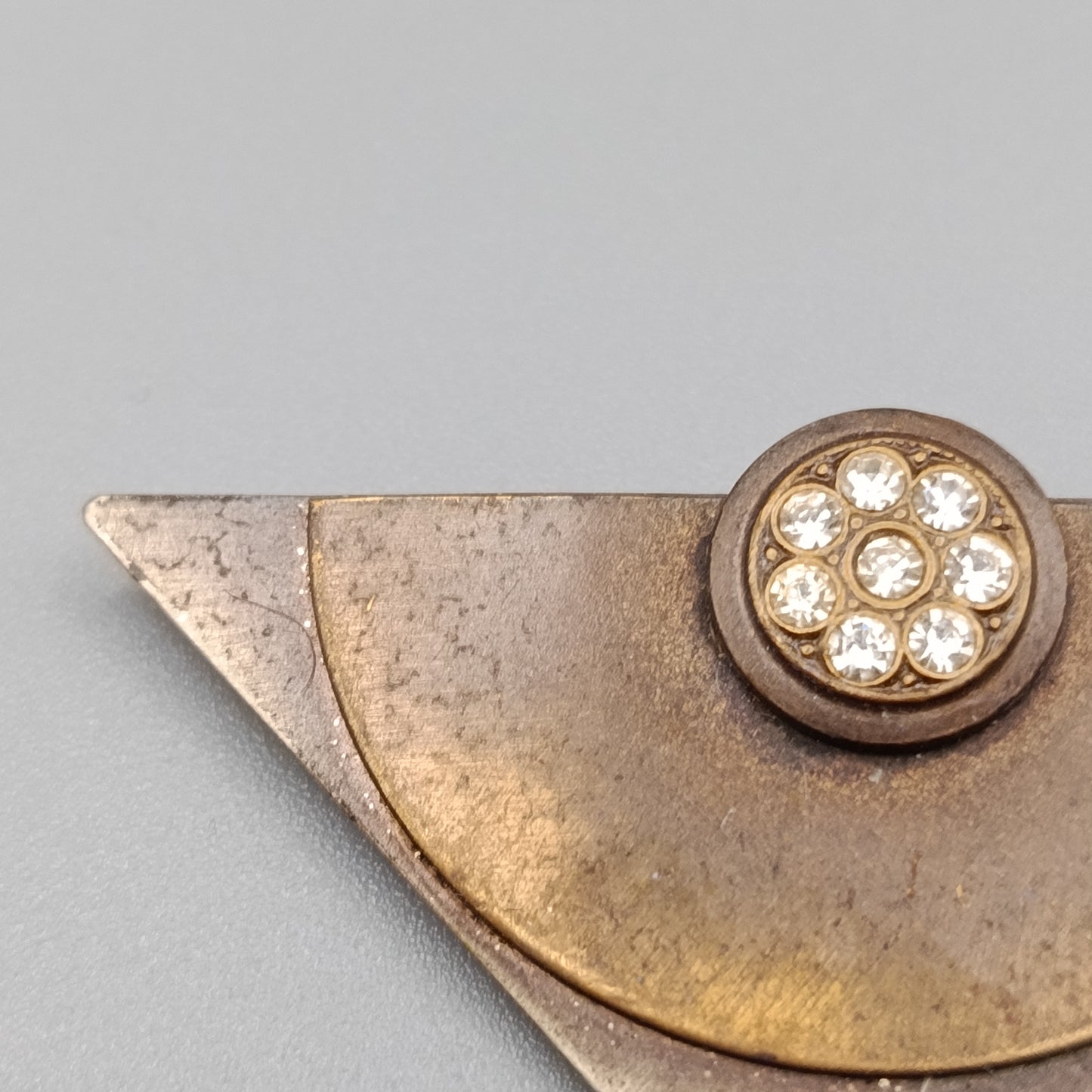 Geometrische Vintage Brosche Dreieckiges Design mit Strass