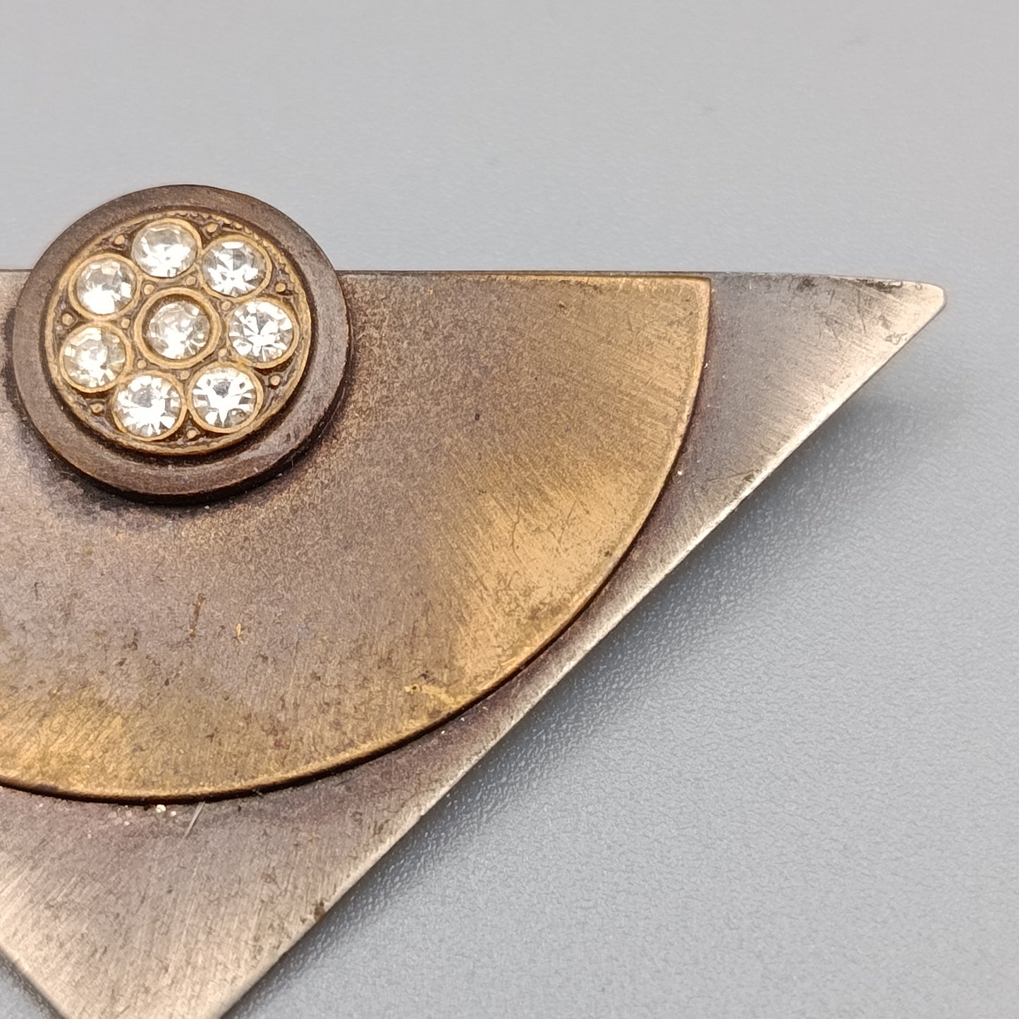 Geometrische Vintage Brosche Dreieckiges Design mit Strass