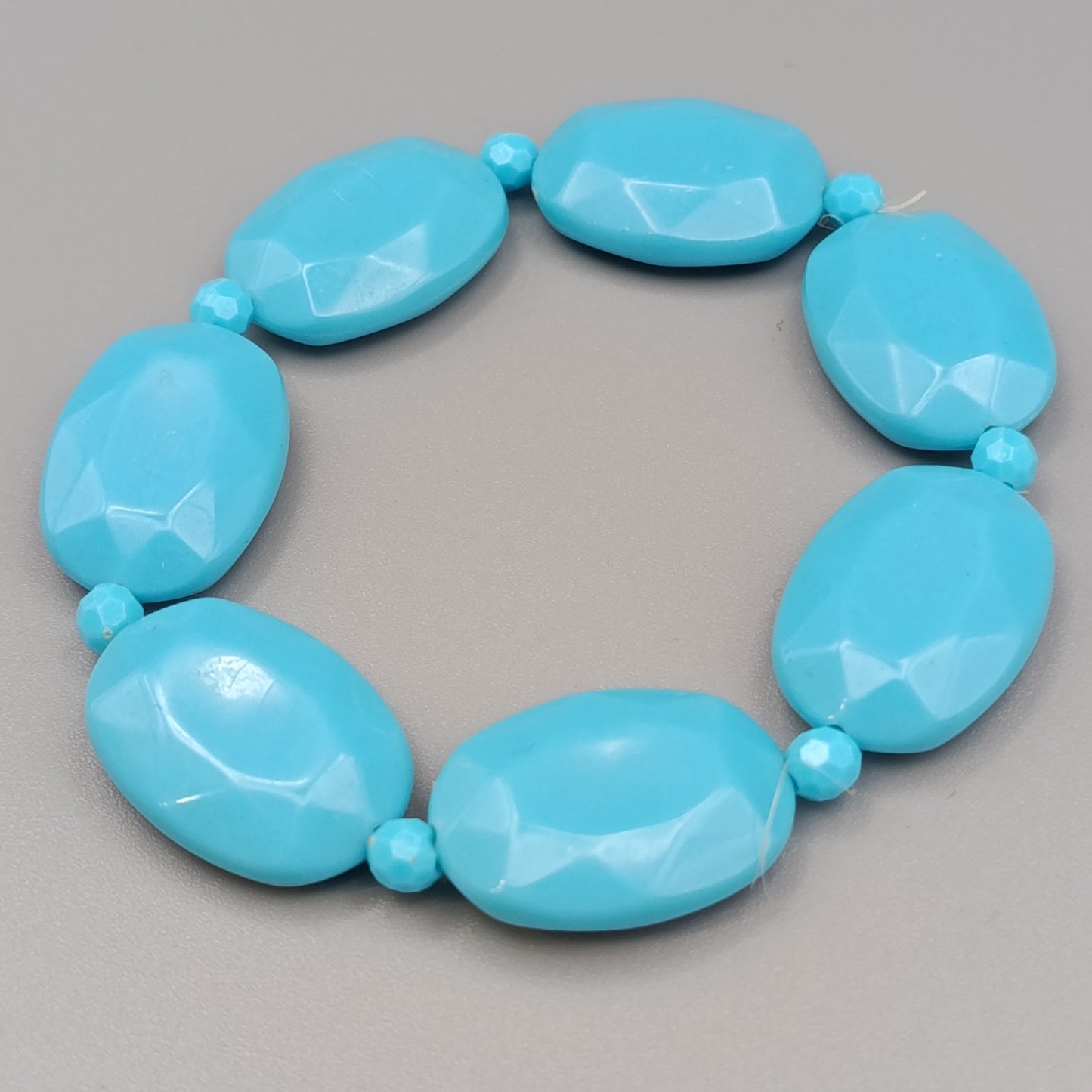 Elastisches Damen Armband Perlen in leuchtendem Türkis
