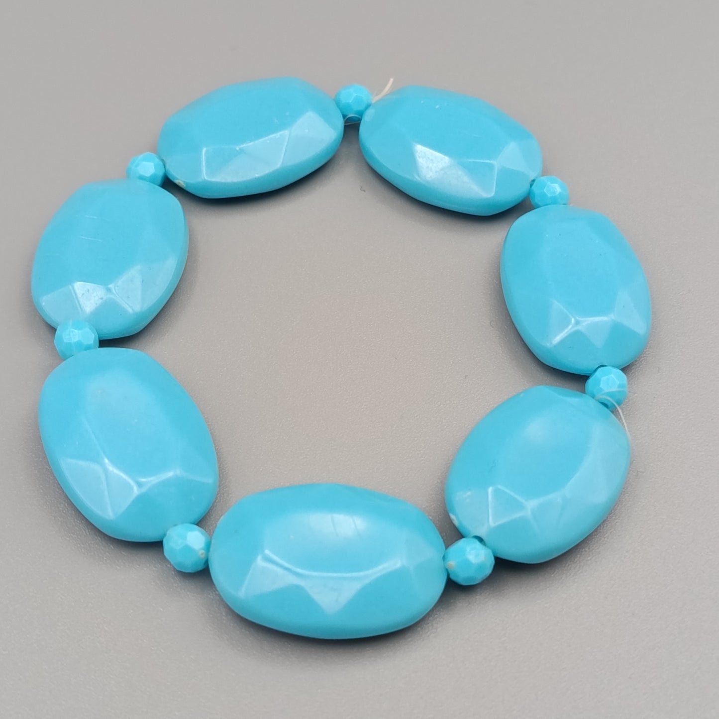 Elastisches Damen Armband Perlen in leuchtendem Türkis