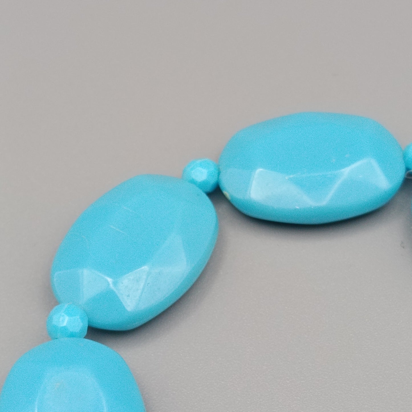 Elastisches Damen Armband Perlen in leuchtendem Türkis