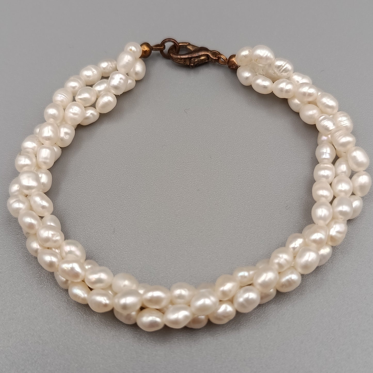 Elegantes Perlenarmband – Dreireihiges Design mit Weißperlen